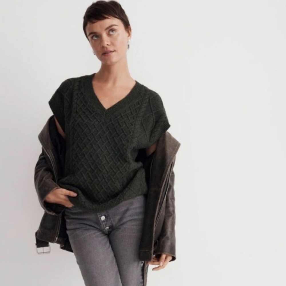 Madewell Cable-Knit V-Neck Sweater Vest in Heather Dark Forest